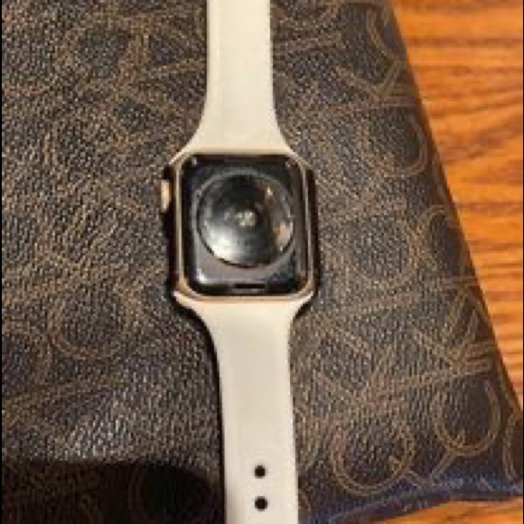 Apple Watch series 4 - Picture 2 of 4